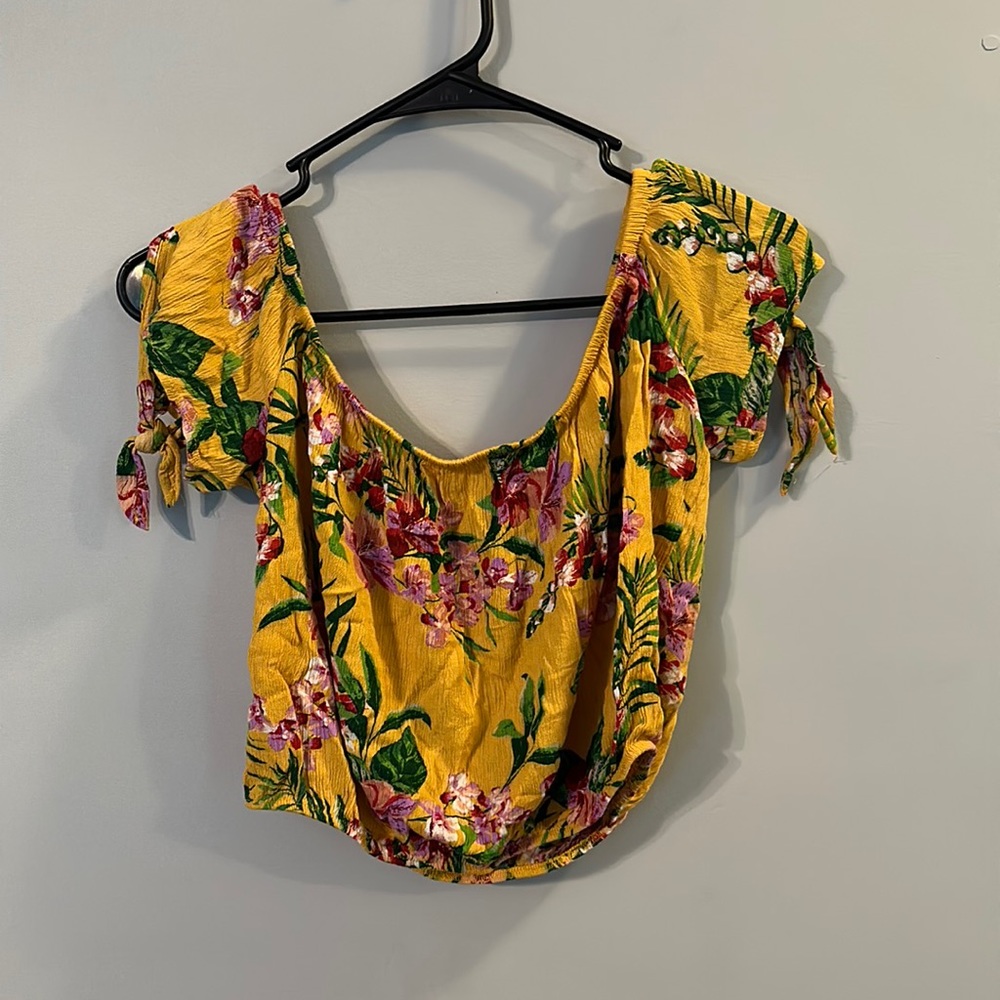 Hawaiian/floral tie sleeve crop top! 🌸🌺